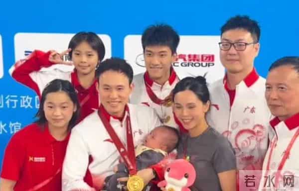 失去双臂的她靠欢呼表达激动