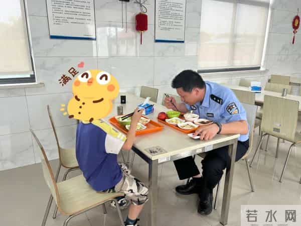 社牛男孩饿了淡定走进派出所蹭饭