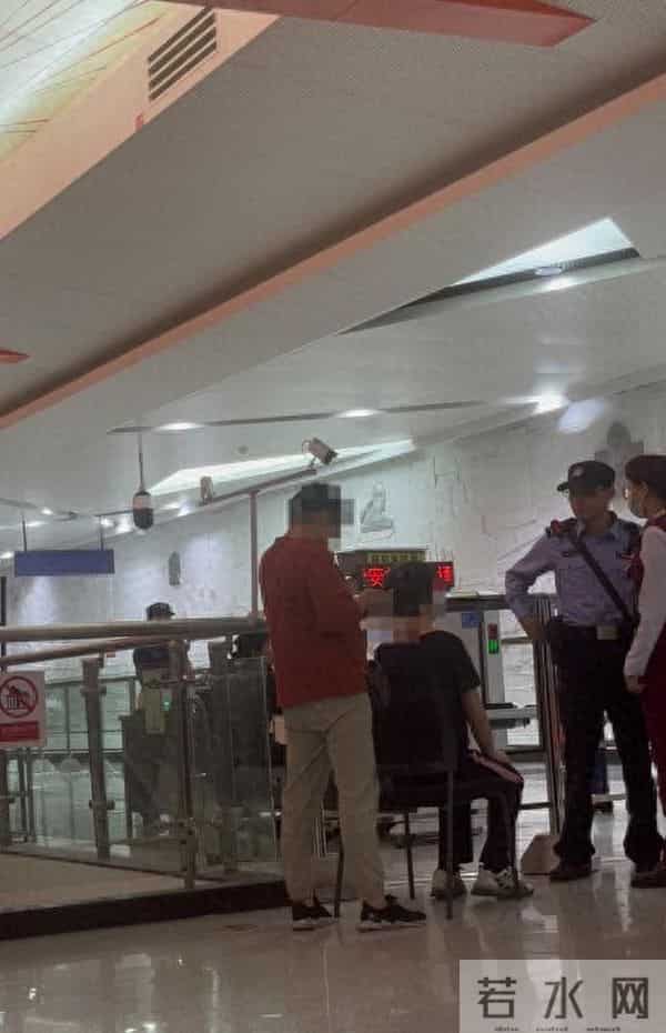 官方辟谣女孩地铁站遇人贩子