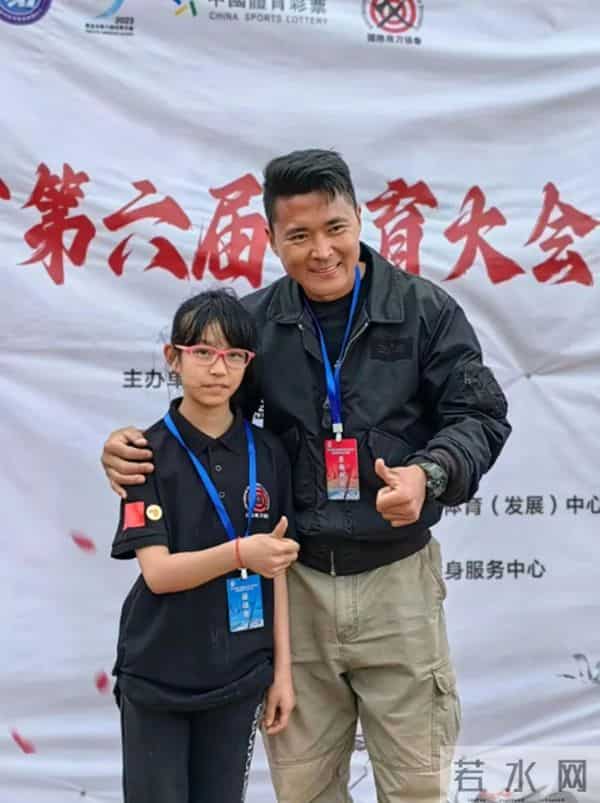 景区飞斧表演多次失误砸中人