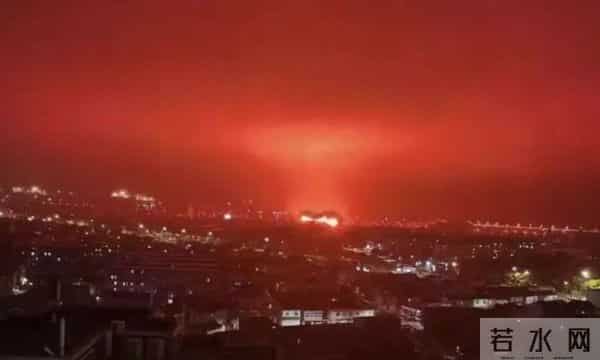 福州街头突现漫天红光