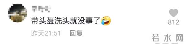 男子雨天骑摩托等红灯时洗头