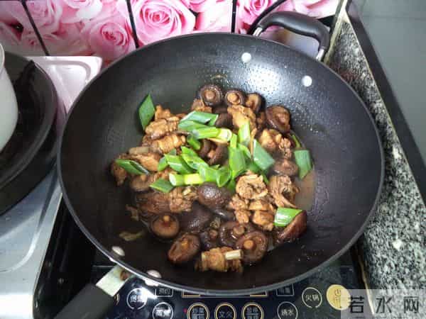 云南女子吃菌子遇地震头晕以为中毒