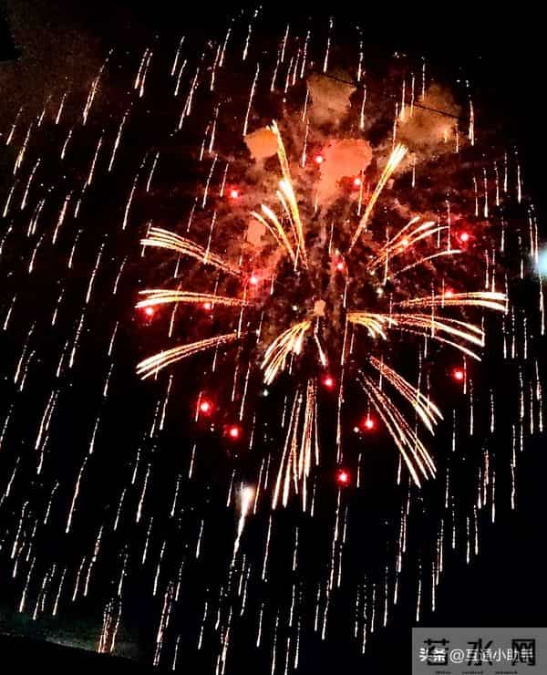 摄影师拍1000余张图记录烟花过境