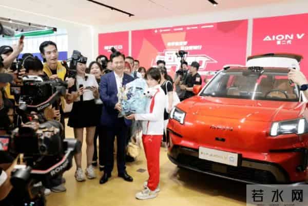 主播自带燃气做饭蹲守全红婵家