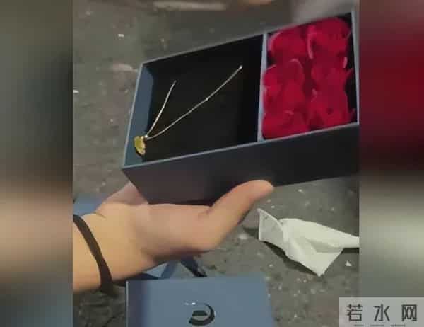 七夕节两女子翻垃圾桶捡到金项链