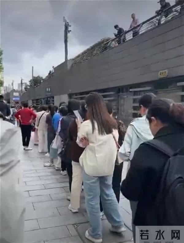 上海外滩五一如厕热潮