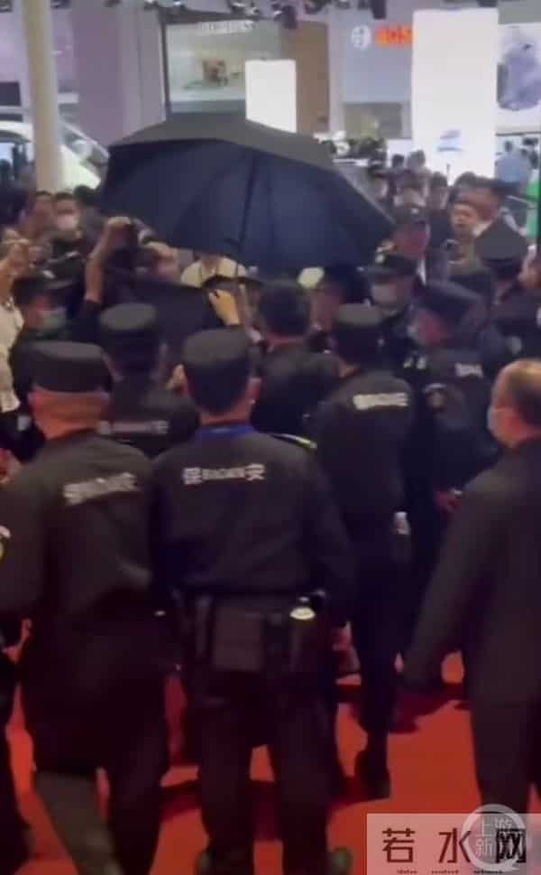 被拖走女子否认蹭热度 要求宝马道歉