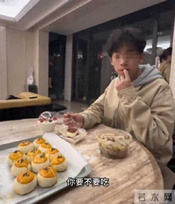 男生关在房间烧作业