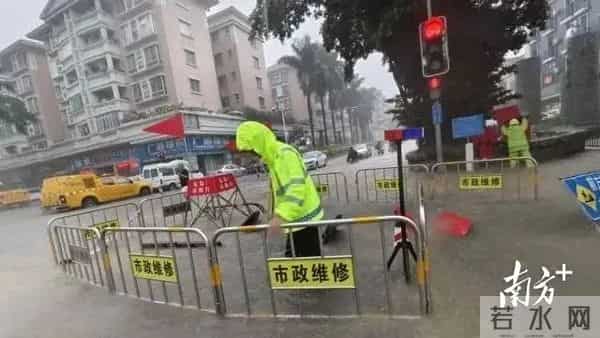 广东暴雨-街头积水市民骑车如渡河