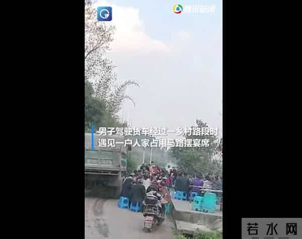 重庆村民吃席遇直升机悬停