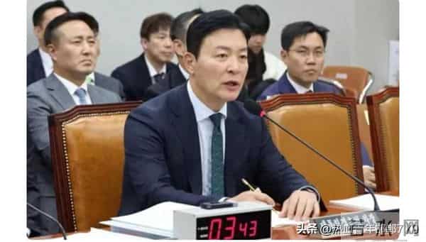 韩总统雨中撑伞不顾老婆