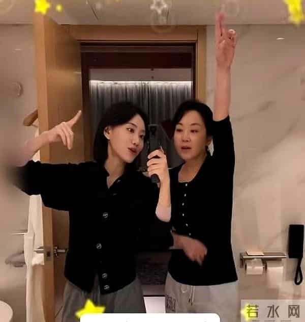 54岁妈妈考上女儿母校