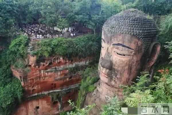 游客借位拍照与大佛击掌