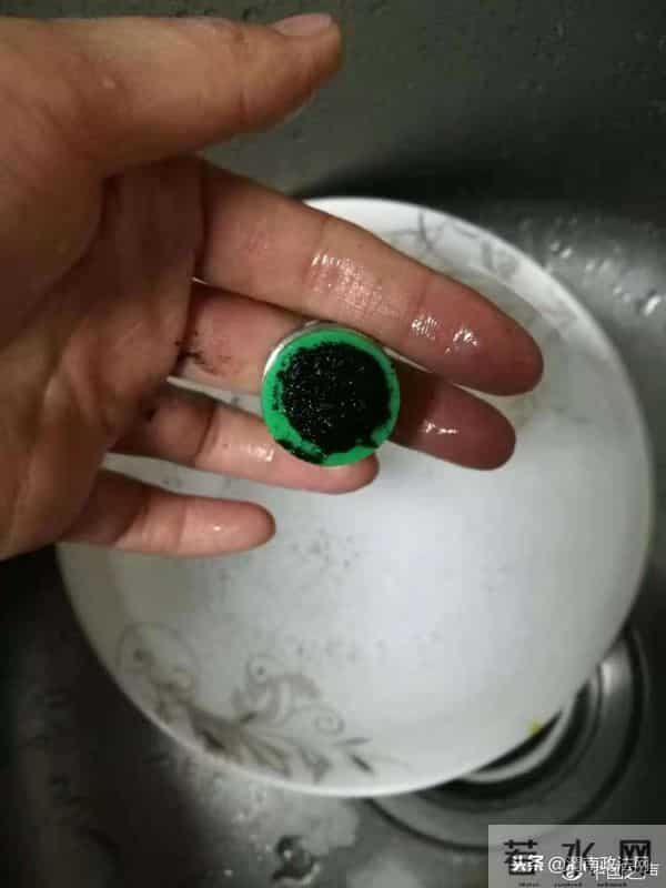 哈尔滨居民家自来水黑如墨