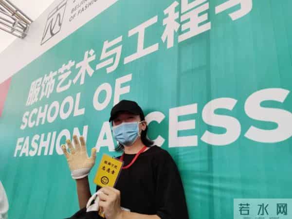 封校后保安大爷在操场开演唱会