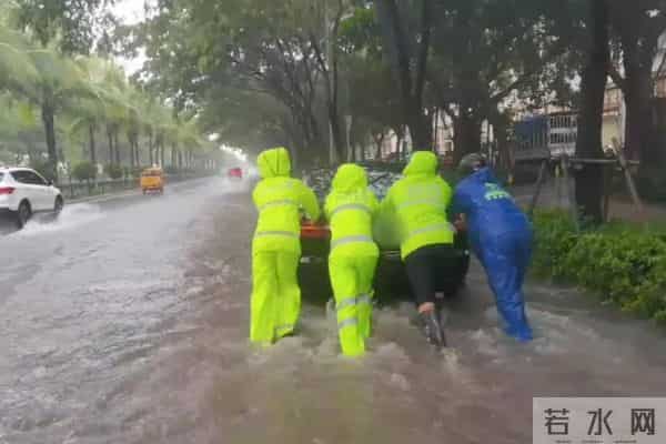 三亚暴雨 市民游客雨中有序做核酸