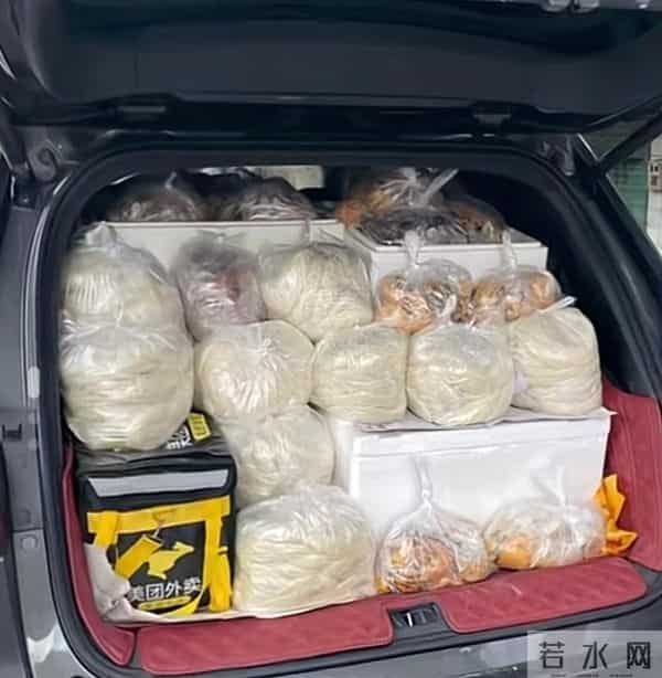 游客打包242碗柳州螺蛳粉回广东