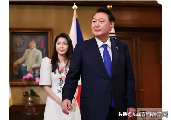 韩总统雨中撑伞不顾老婆