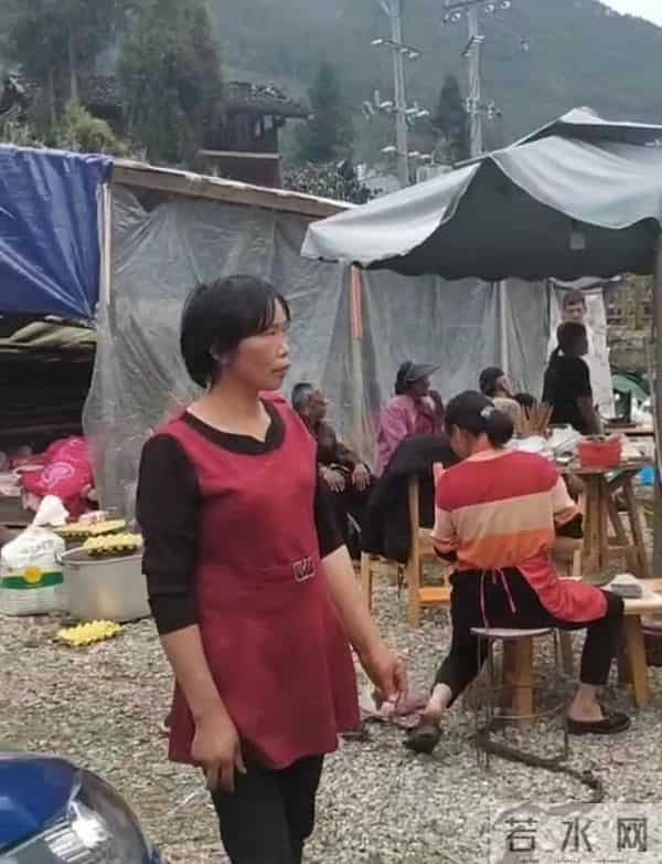 震中磨西镇居民-客栈滑到悬崖边