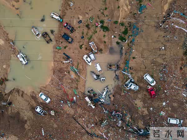 实拍河南暴雨-急流冲垮大桥