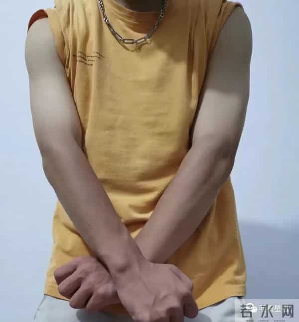 2岁女孩把蛇干当玩具吓跑妈妈