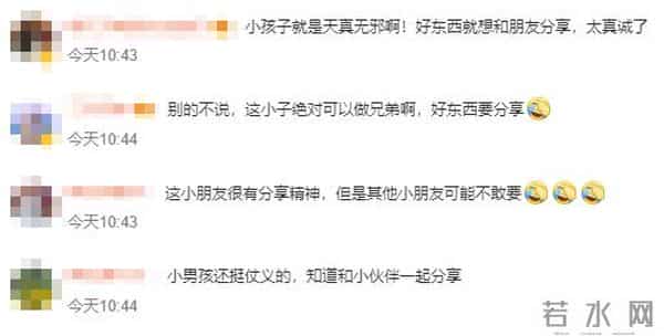 萌娃上坟藏冥币带回家送朋友