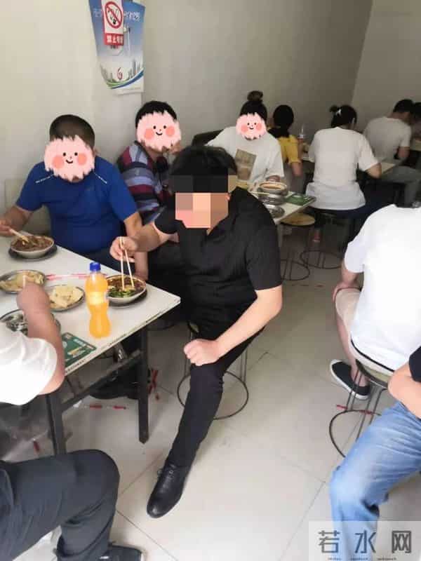 开豪车男子踢翻外卖小哥电动车