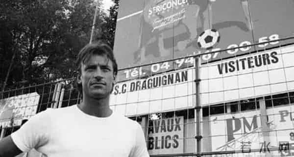 乌拉圭教练颜值引热议