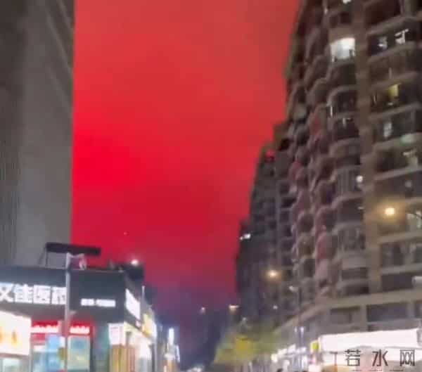 福州街头突现漫天红光