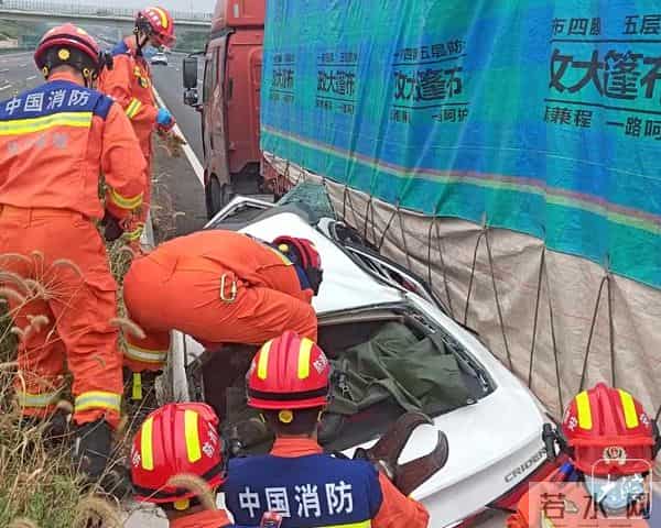 小车被两大车挤压 车内三人奇迹生还