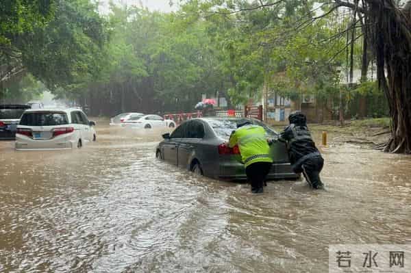 三亚暴雨 市民游客雨中有序做核酸