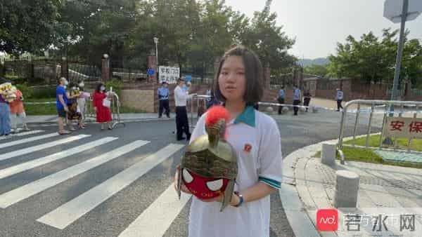 第一位出来的考生大喊勇士总冠军