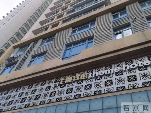 承重墙被砸楼栋住户-指着房子救命呢