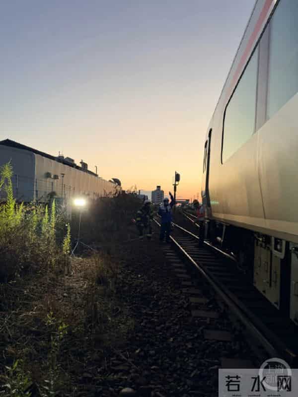 日本列车卡车相撞