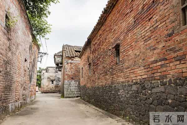 居民自建房红砖一捏就碎-官方回应