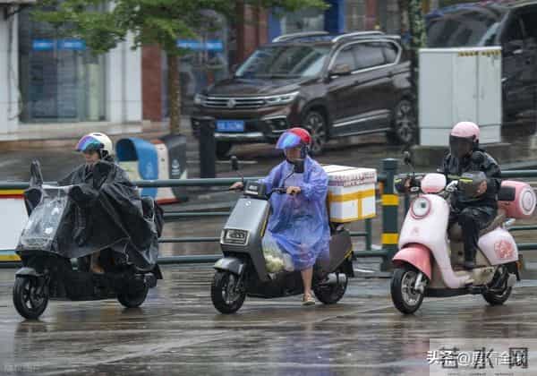 台风登陆海南-暴雨下市民艰难行走