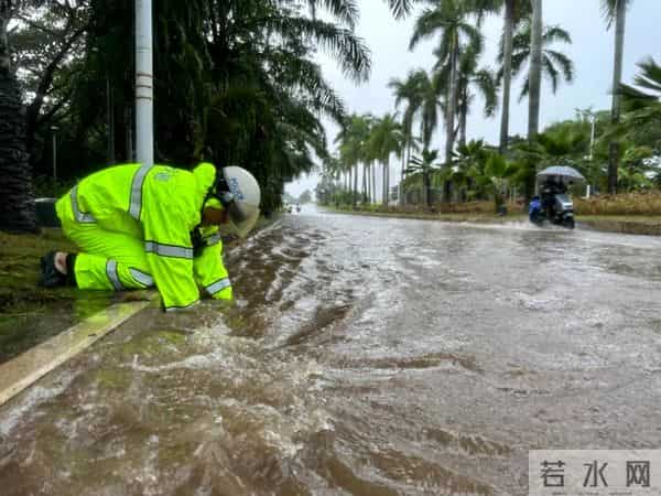 三亚暴雨 市民游客雨中有序做核酸