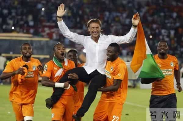 乌拉圭教练颜值引热议