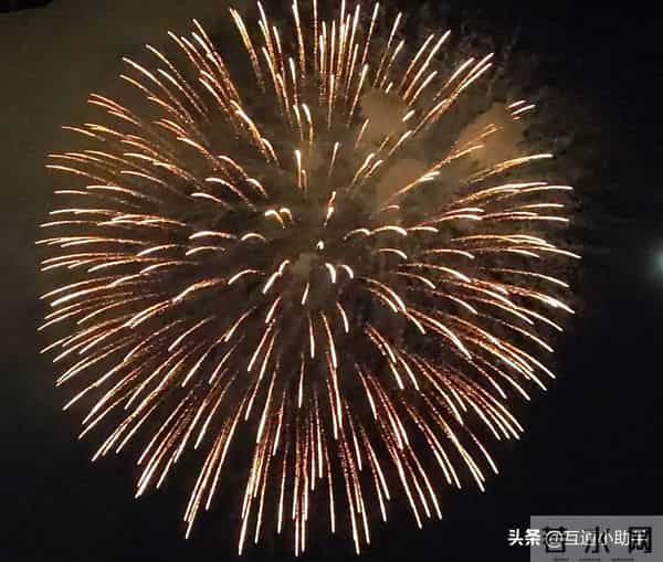 摄影师拍1000余张图记录烟花过境