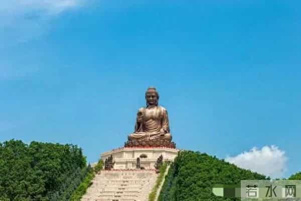 游客借位拍照与大佛击掌