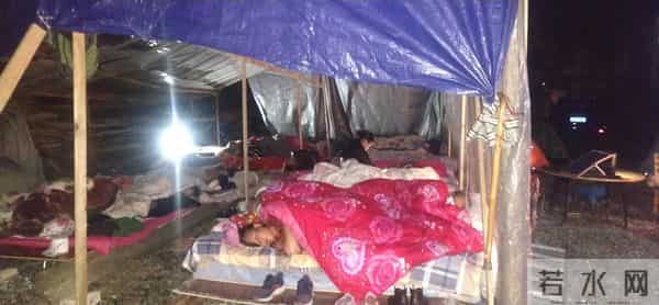 震中磨西镇居民-客栈滑到悬崖边