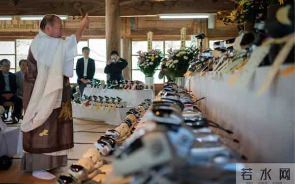 东京巨型人脸气球晚上会发光