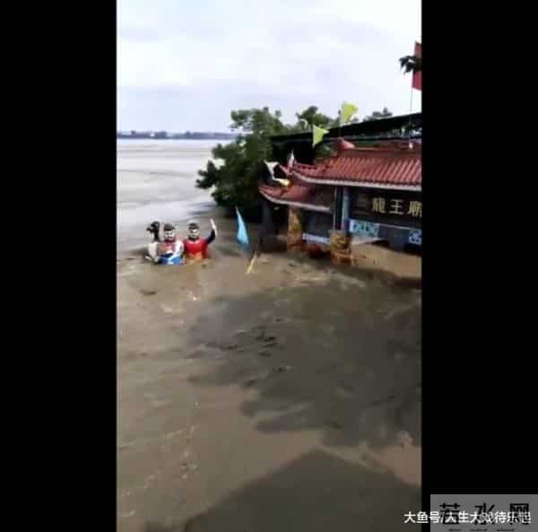 四川南充上演现实版大水冲龙王庙