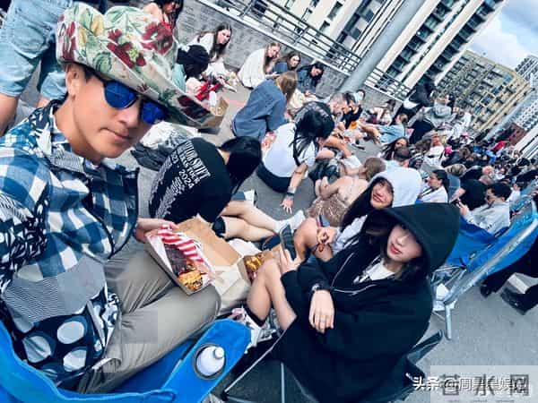 吴尊陪NEINEI排队7小时看霉霉演唱会