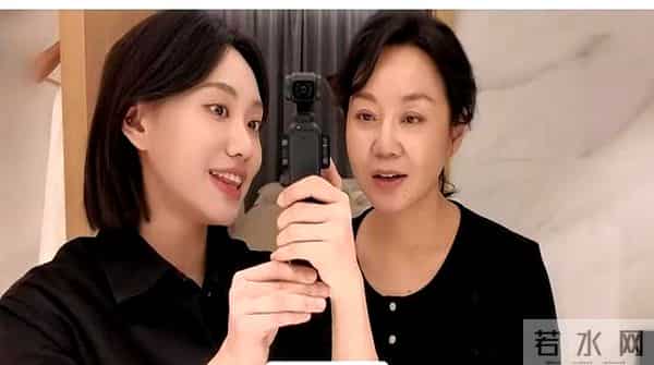 54岁妈妈考上女儿母校