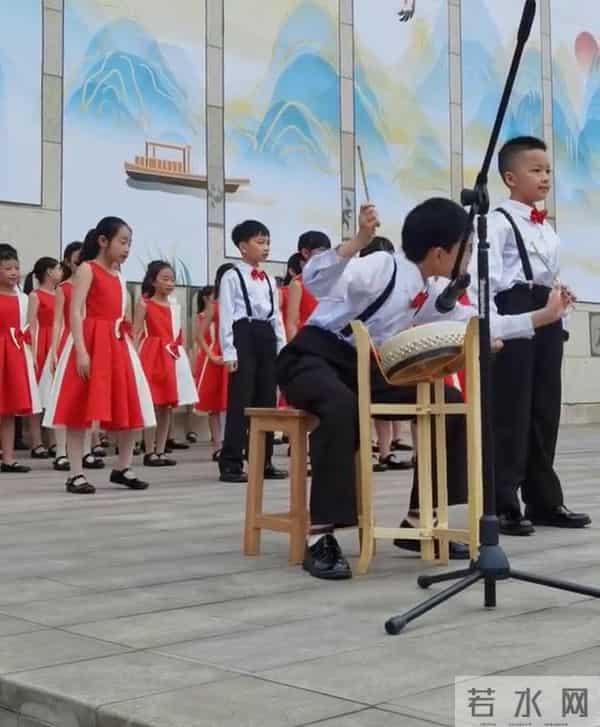 男孩六一表演化身表情包