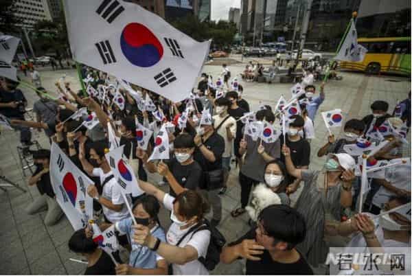 韩国民众当街表演痛打日军