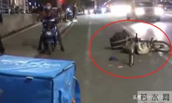 老人摔倒对过路外卖小哥说不会讹你