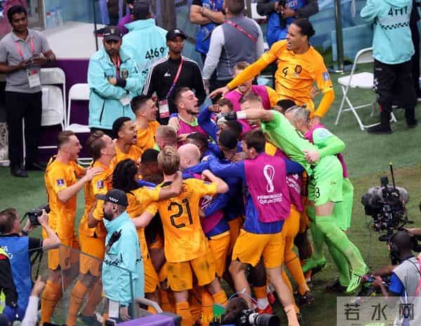 荷兰阿根廷场上爆发冲突